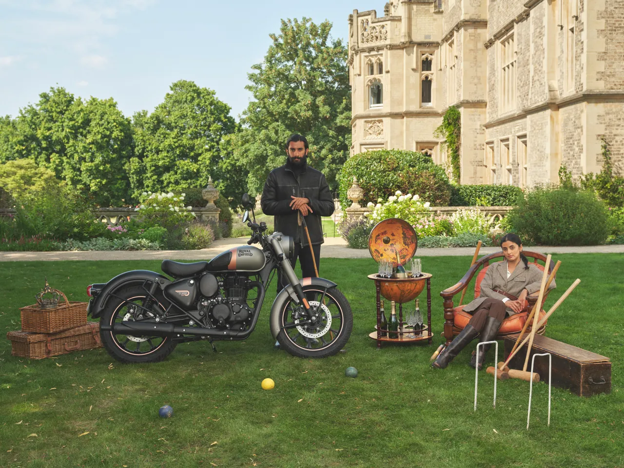 Classic 350 延续 1950 至 60 年代英伦风格，透过镀铬细节、复古灯具与座垫设定，呈现经典骑乘氛围。 建议售价：NT$205,800 元起。原厂照片