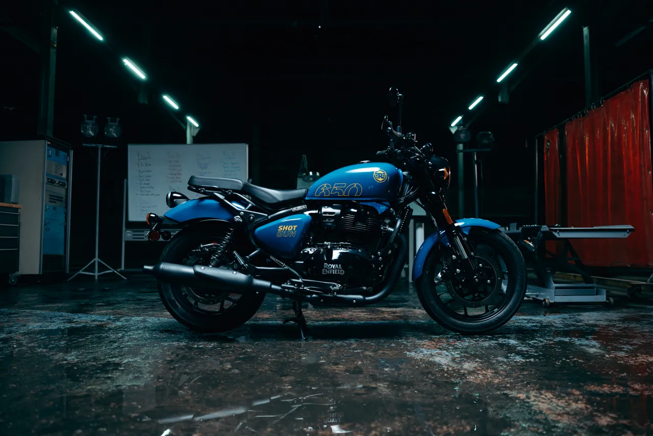 采用双缸引擎配置，结合短车尾与外露车架设计，锁定街头风格与改装取向族群。 建议售价：NT$290,800 元起。原厂照片