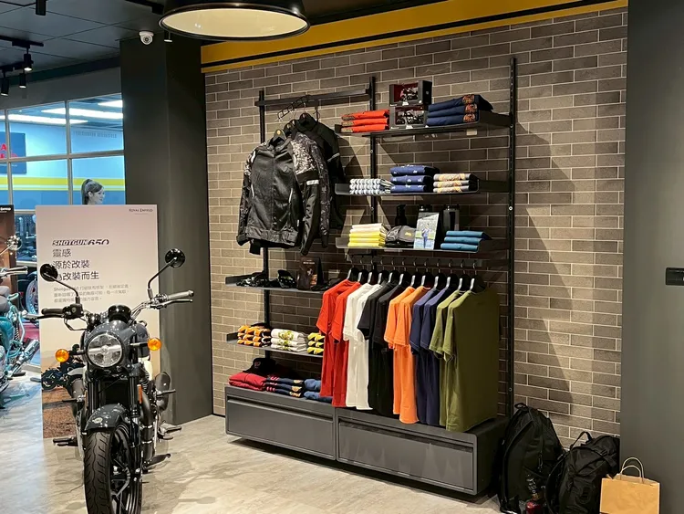 Royal Enfield 新竹旗艦店除新車展示與交付外，也同步引進原廠零配件、騎乘裝備與品牌服飾，提供騎士更完整的用車與騎乘體驗。周奕豪攝