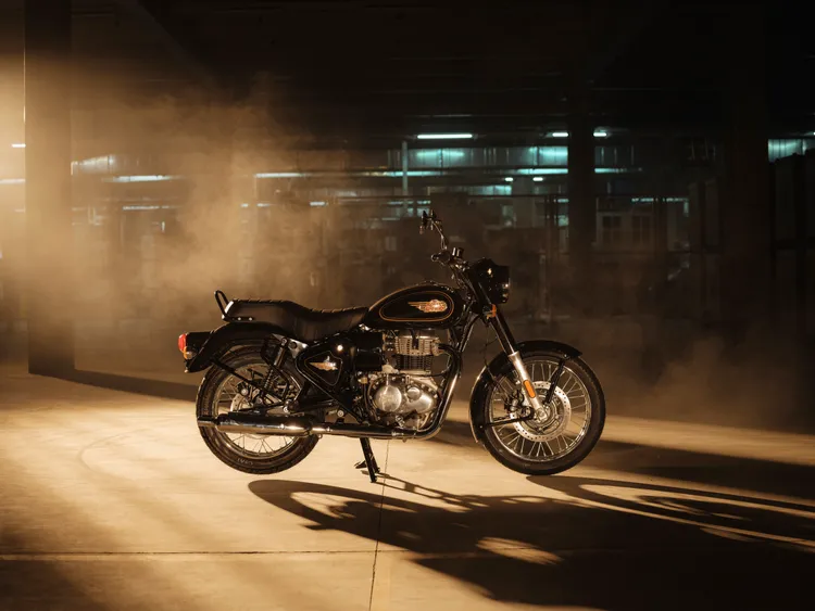 作為 Royal Enfield 歷史最悠久的車系，Bullet 350 自 1932 年問世至今持續生產，延續單缸引擎設定與經典造型，強調簡約與耐用特質。 建議售價：NT$187,800 元起。原廠照片