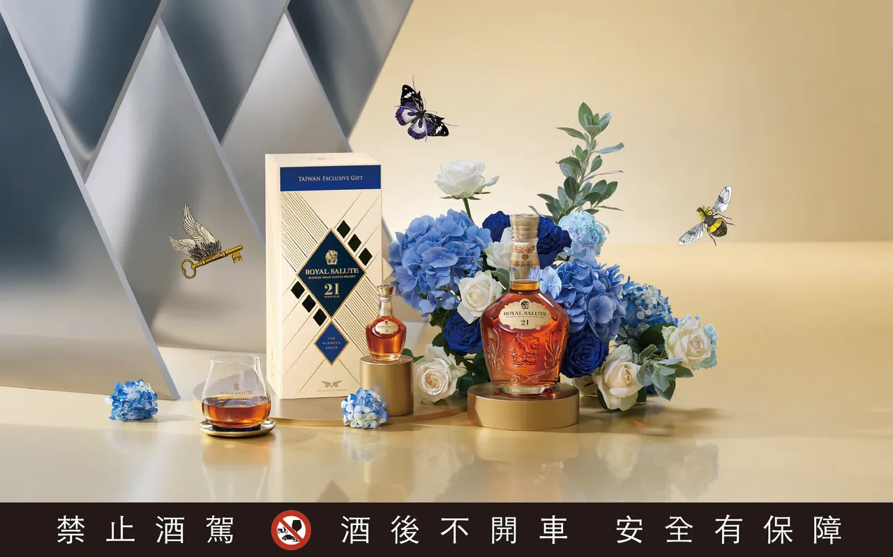 皇家礼炮21年王者之钻迷你酒年节限量礼盒（700ml＋50ml），酒精浓度40%，建议售价2,750元。业者提供