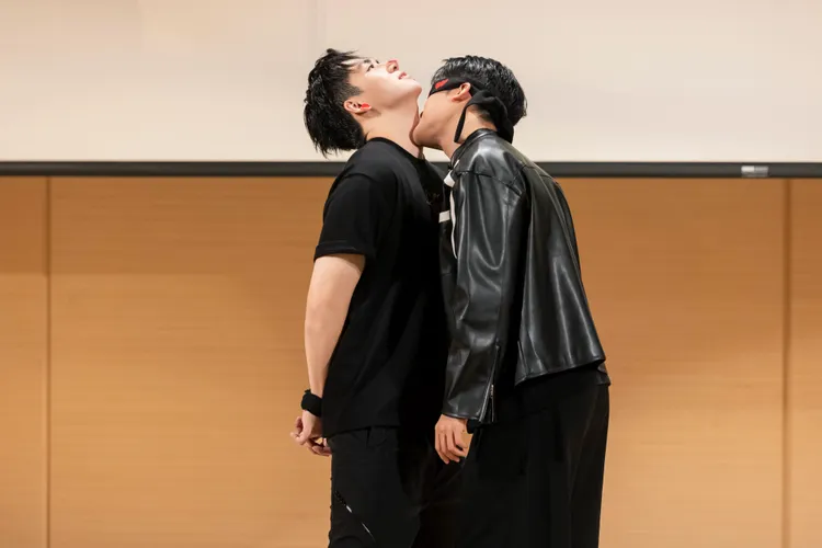 紀成澔（右）與葛兆恩親密互動。結果娛樂提供