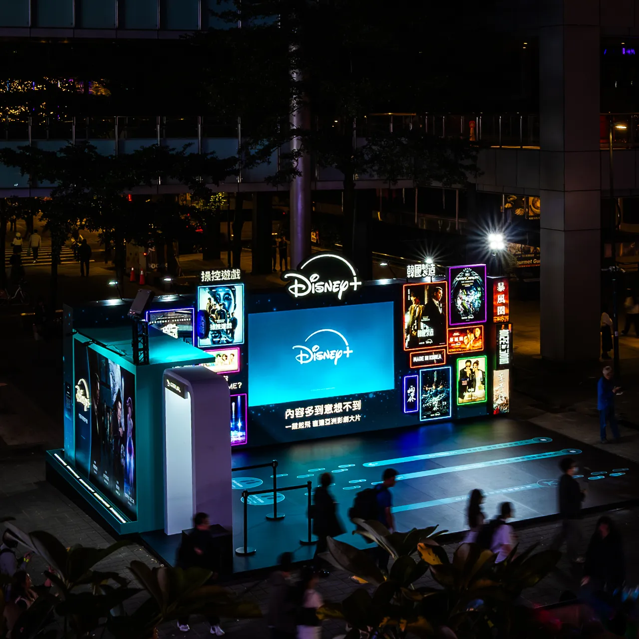 Disney+「精彩影旅」快闪体验夜间点灯登场，信义区香堤广场化身影剧航站。Disney+提供