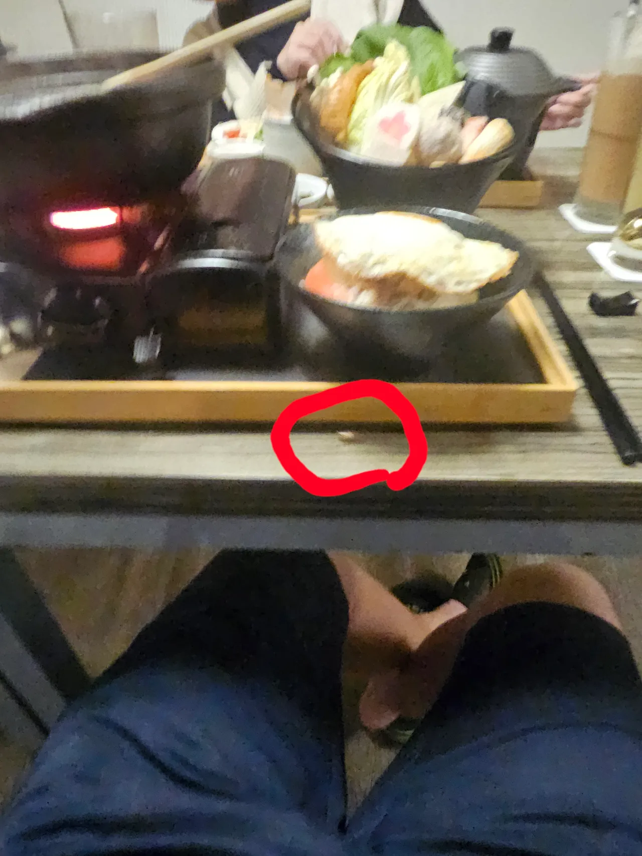 餐桌上小强横行。读者提供