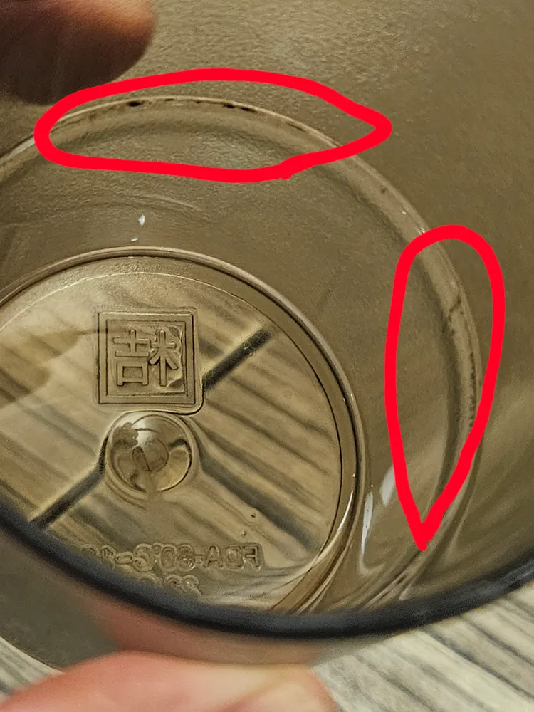 3隻蟑螂家族在壺口爬。讀者提供