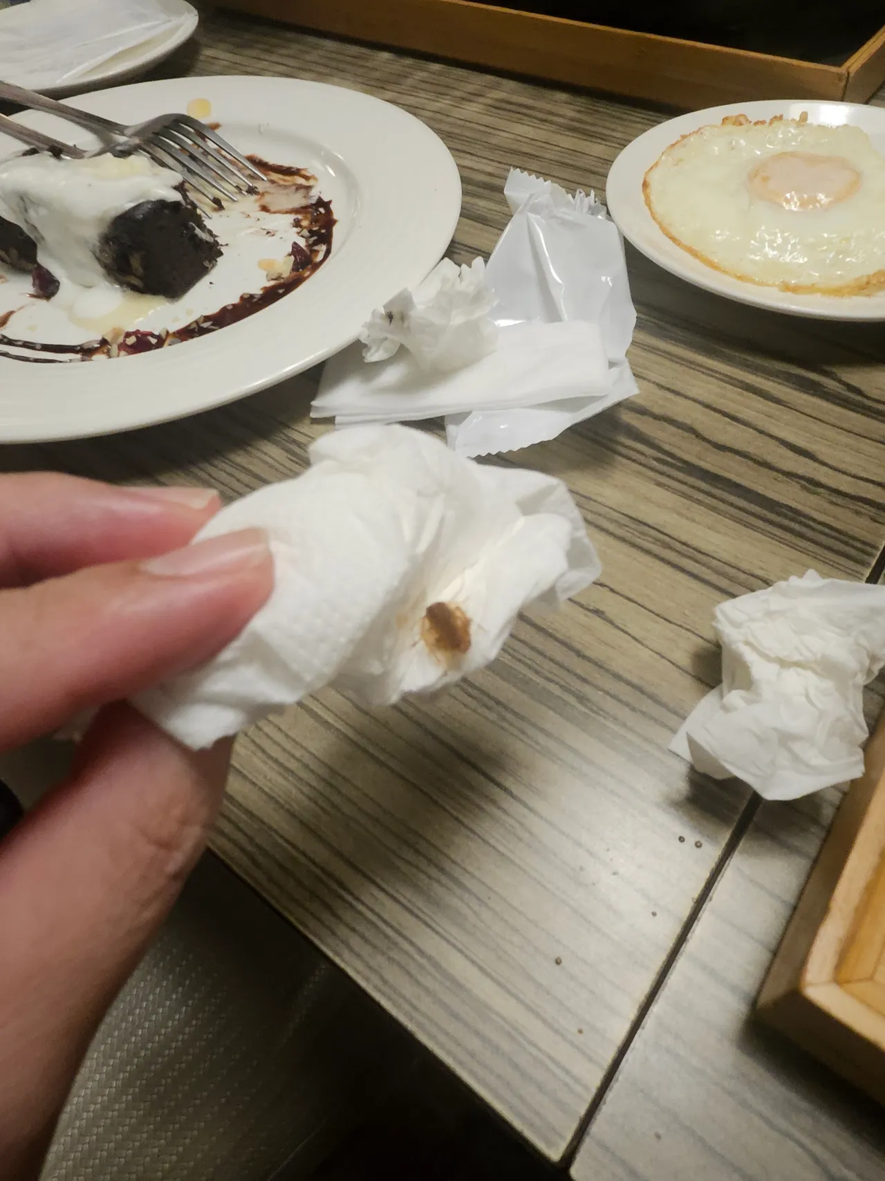 张先生拿了一张卫生纸快速将小强灭了。读者提供