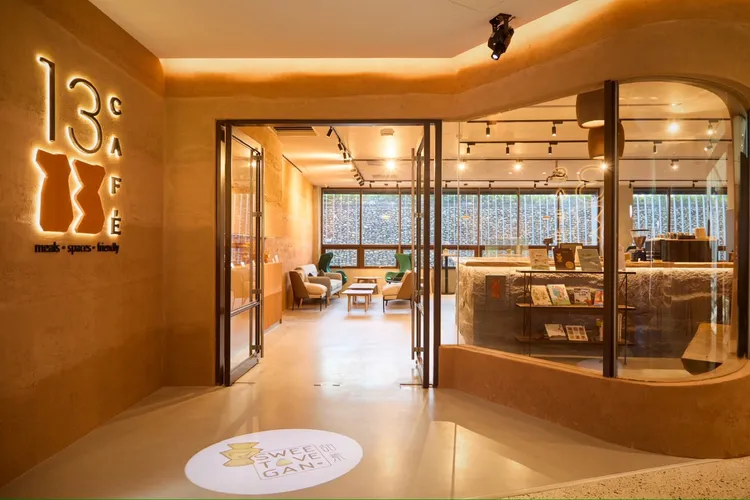 全臺唯一考古主題咖啡廳「13 CAFÉ」成為八里左岸休憩新地標。館方提供