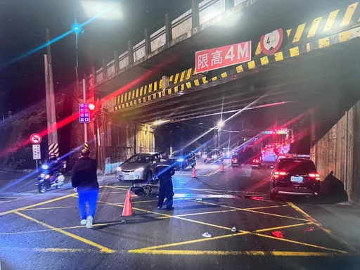 疑大型车视线死角酿祸！　女骑士路口左转遭同向曳引车辗毙