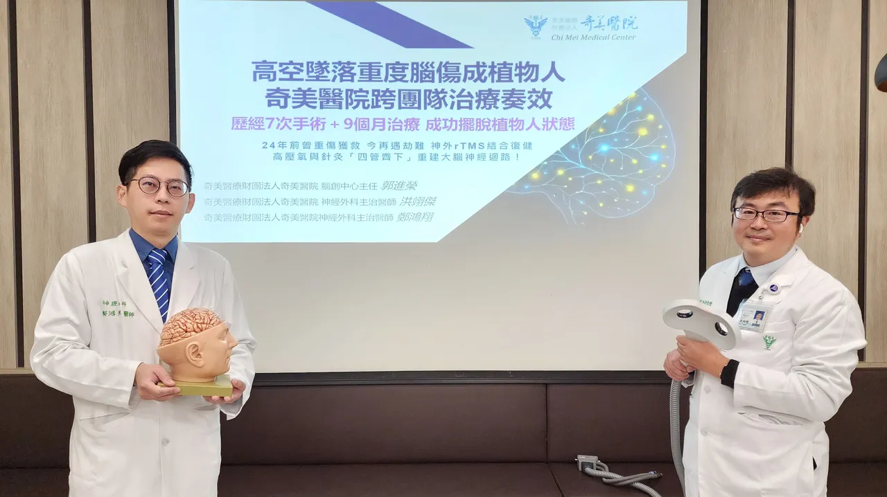 一般医学外科主任、神经外科主治医师洪翊杰(右)，和神经外科主治医师郑鸿翔讲述脑伤治疗方式。院方提供