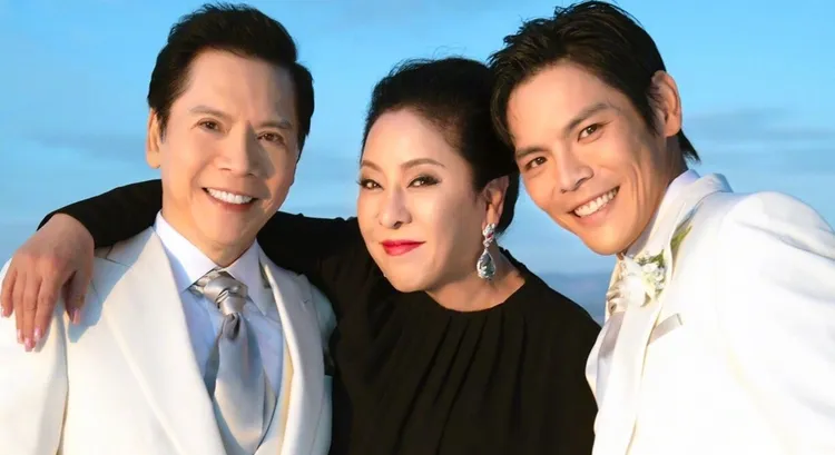 向华强（左一）坦言豪砸数亿却捧不起来儿子向佐。翻摄向太微博