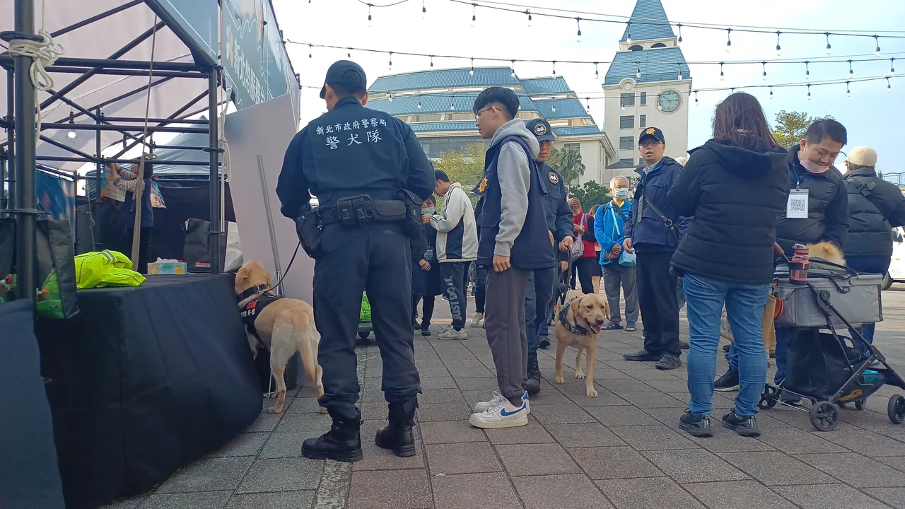 淡水警方于人潮密集区域与重要节点，部署警犬队、防爆小组及特殊任务警力，同时运用警用无人机进行高空巡查，形成立体化安全防护。翻摄画面