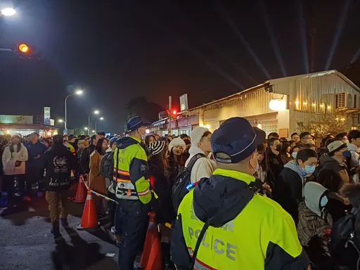 新北跨河烟火维安升级！警犬队、防爆小组待命　淡水百警陆空交管联防