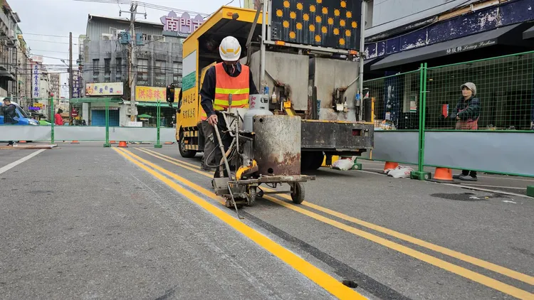 桃園區文化街進行道路標線劃設工程。經發局提供