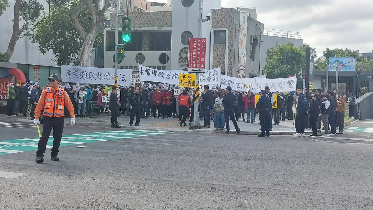 摊贩陈情辅导就地合法。翻摄画面