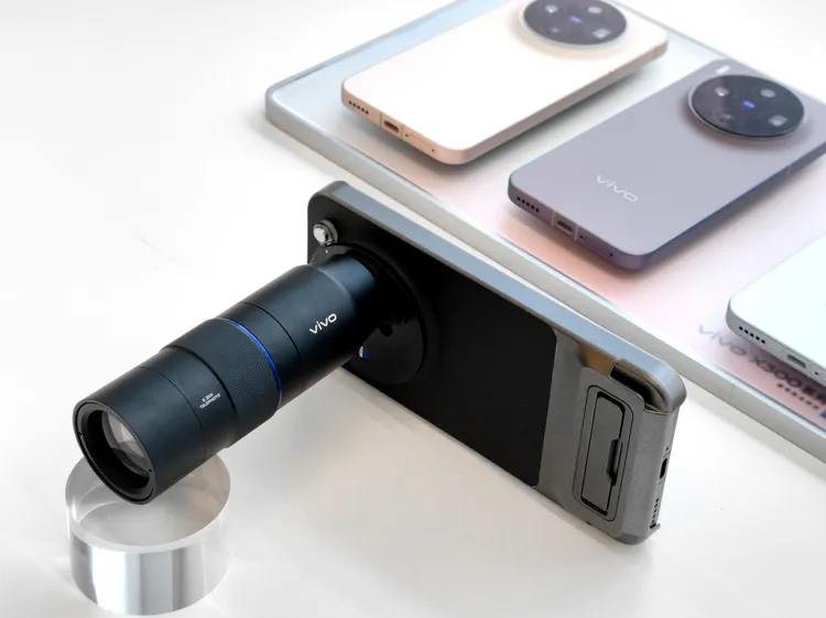 自2026年1月1日起至1月31日止，凡至vivo全台官方體驗店購買X300系列，即可享以1,990元專屬價格入手「vivo蔡司2.35x長焦增距鏡」。vivo提供