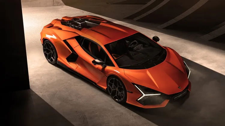 Revuelto為Lamborghini首款V12高性能混合動力量產車型，結合全新碳纖維車架與電能化動力架構，展現品牌電氣化世代的性能旗艦定位。原廠照片
