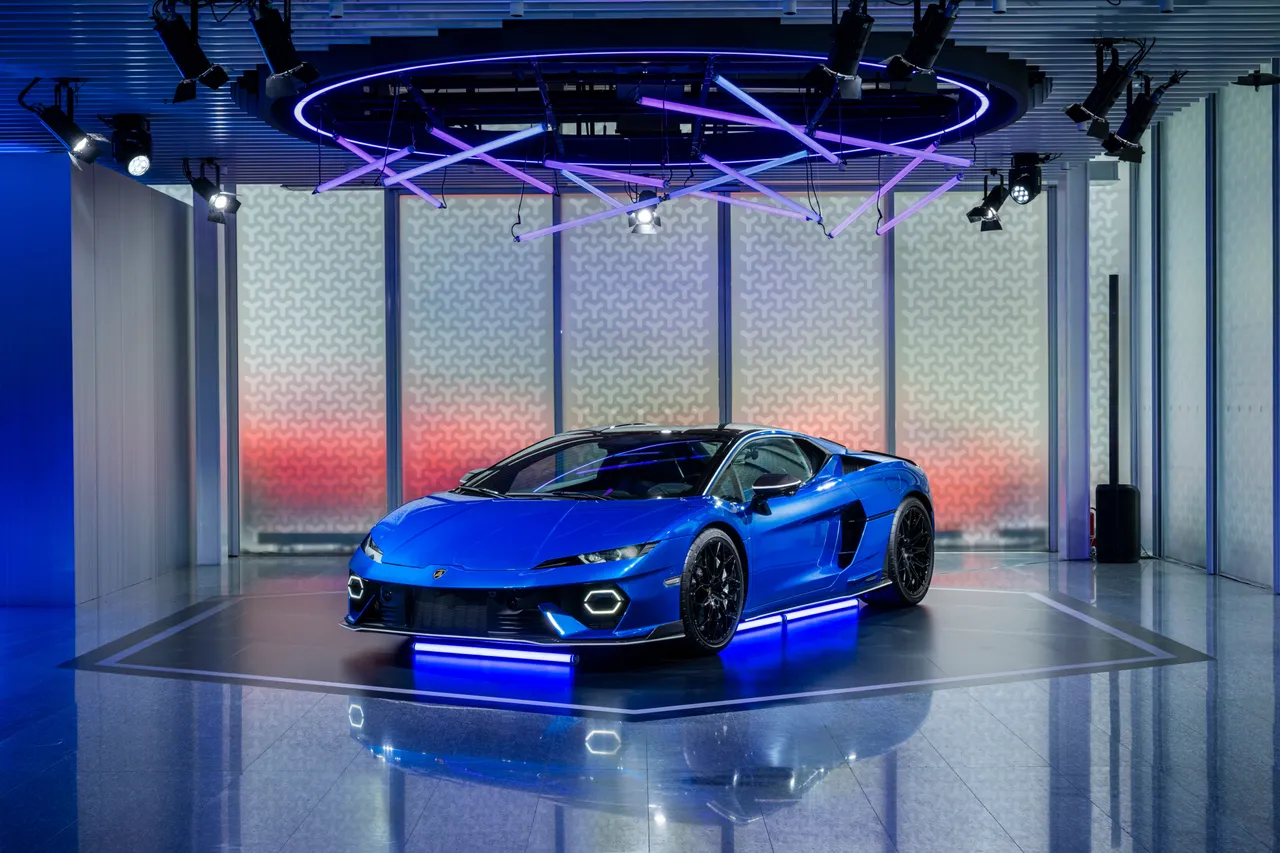 Temerario为Lamborghini首款搭载V8混合动力系统的量产超级跑车，透过全新电能化架构，展现新世代性能科技与驾驭设定的进化方向。业者提供