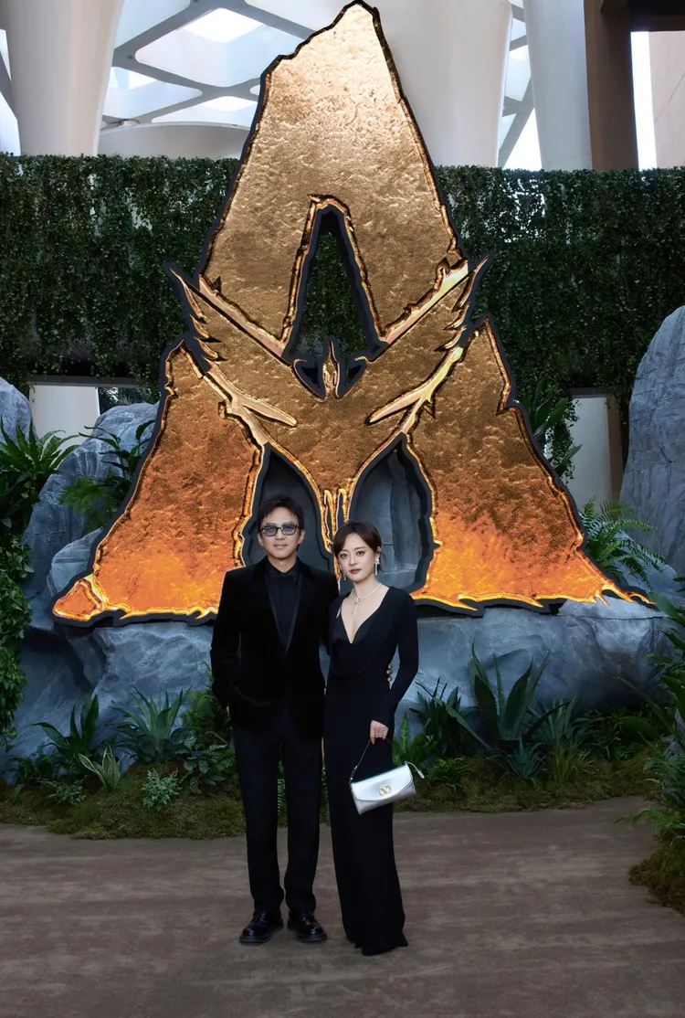 鄧超（左）和孫儷為《阿凡達3》主角夫妻檔配音。翻攝自海南島國際電影節官方微博