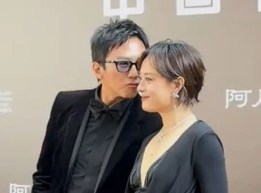 邓超《阿凡达3》首映红毯偷亲老婆孙俪　夫妻关系如何？名导卡麦隆解答　