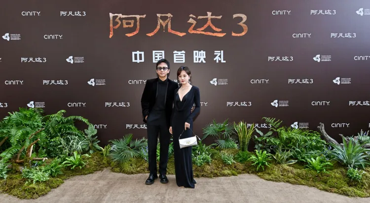 鄧超（左）和孫儷夫妻檔在首映會上頻放閃。翻攝自海南島國際電影節官方微博