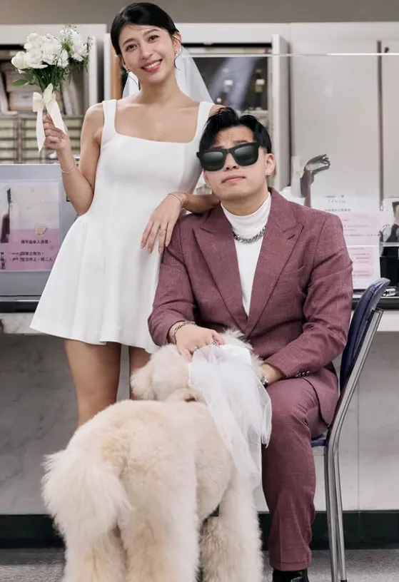 小粉红与老公带著爱犬去户政事务所登记。翻摄littlepink_abby IG