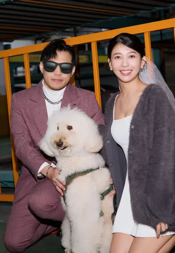 小粉红一家四口（连肚子里的宝宝）温馨合照，老公害羞戴墨镜。翻摄littlepink_abby IG