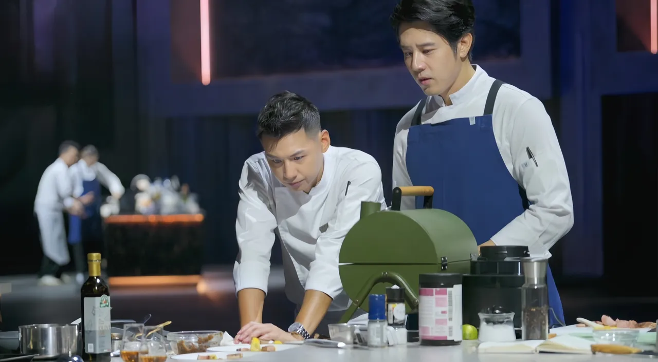 胡宇威（右）在料理中的灵活应变能力，让施捷夫主厨大赞。华视提供