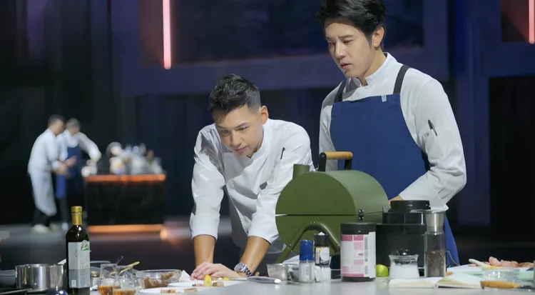 胡宇威（右）在料理中的靈活應變能力，讓施捷夫主廚大讚。華視提供