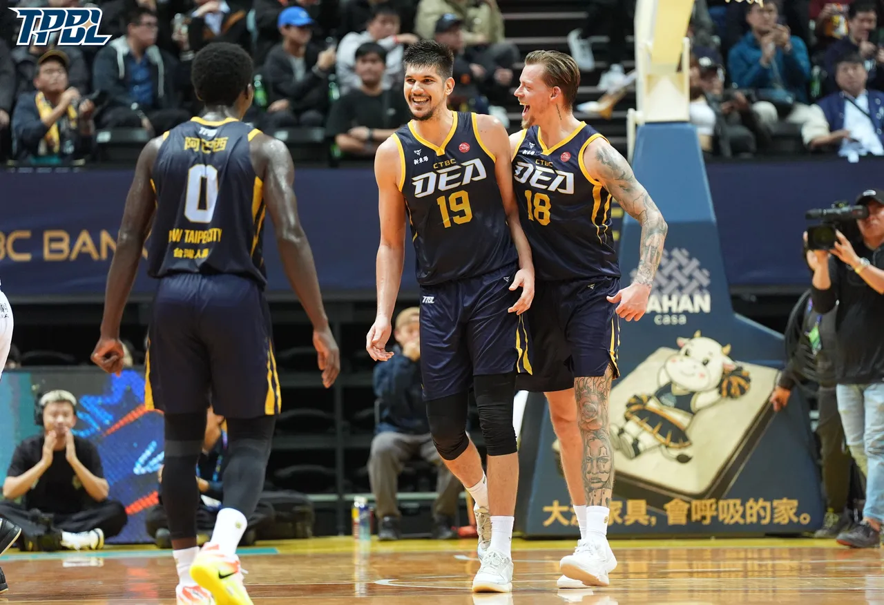 特攻洋将马可（中）、飞克（右）是本场胜利关键。TPBL提供