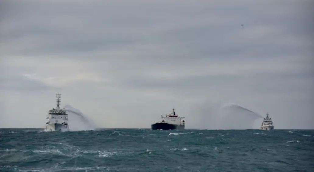 中国福建海事局公务船在台湾滩演练救援任务。翻摄福建海事局