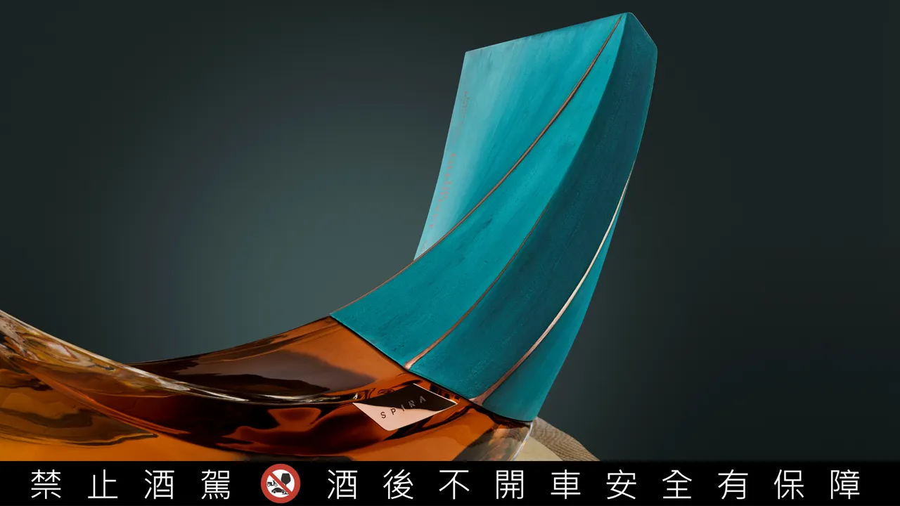 由英国设计工艺公司「Luzzo Bespoke 」精密打造的绿镶铜瓶盖作结，延续格兰利威标志性的灯笼型蒸馏器造型。业者提供