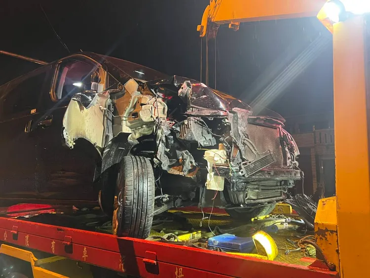 黑色廂型車撞上警員及路邊電杆，導致車頭出現嚴重損毀。翻攝照片