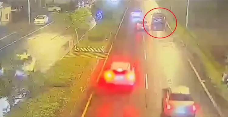 黑色厢型车行经路口时突然向右偏移，最终撞上执行勤务的林姓警员。翻摄照片