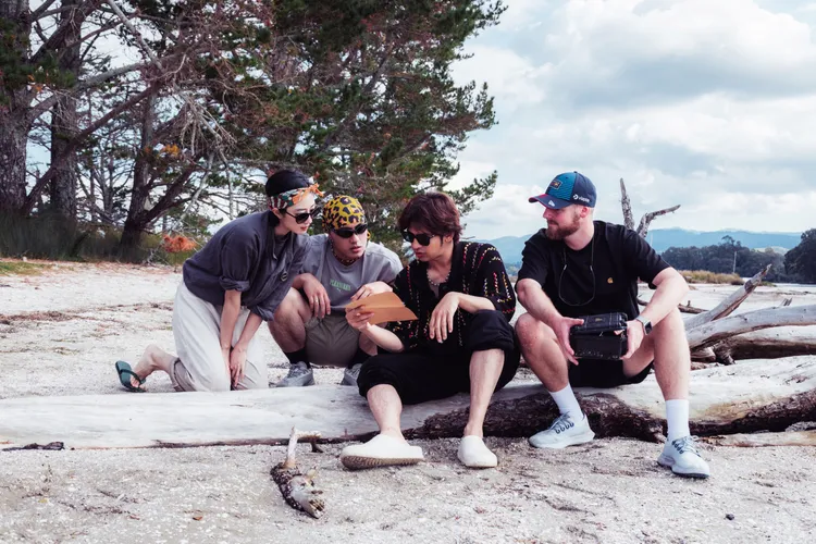 陳柏霖、YELLOW黃宣與桂綸鎂一同準備野餐。出去一下提供