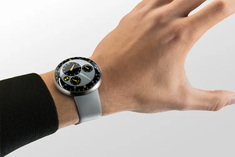 Ressence TYPE 3 MN，45mm，五級鈦合金錶殼，凸面DLC和PVD塗層五級鈦合金，合成橡膠錶帶，專利 ROCS 3.6自動上鍊機芯，動力儲存36小時，防水深度10米，全球限量80只，188萬元。品牌提供