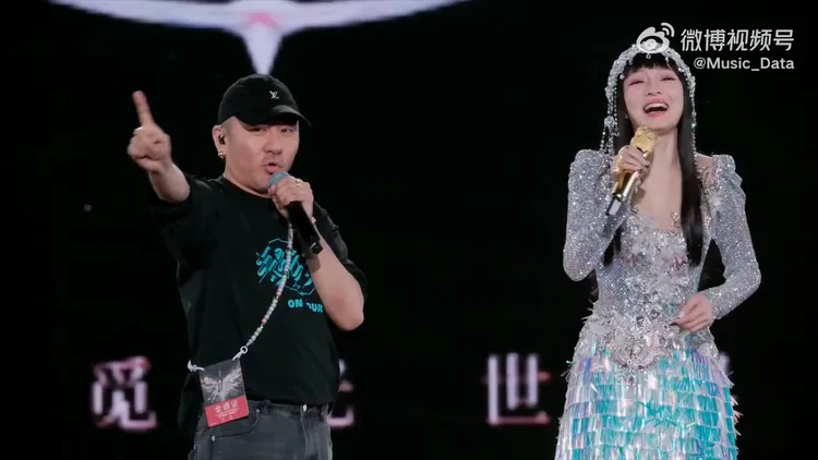 張韶涵（右）昨叫造型師上台回應「裁員說」。翻攝Music_Data微博