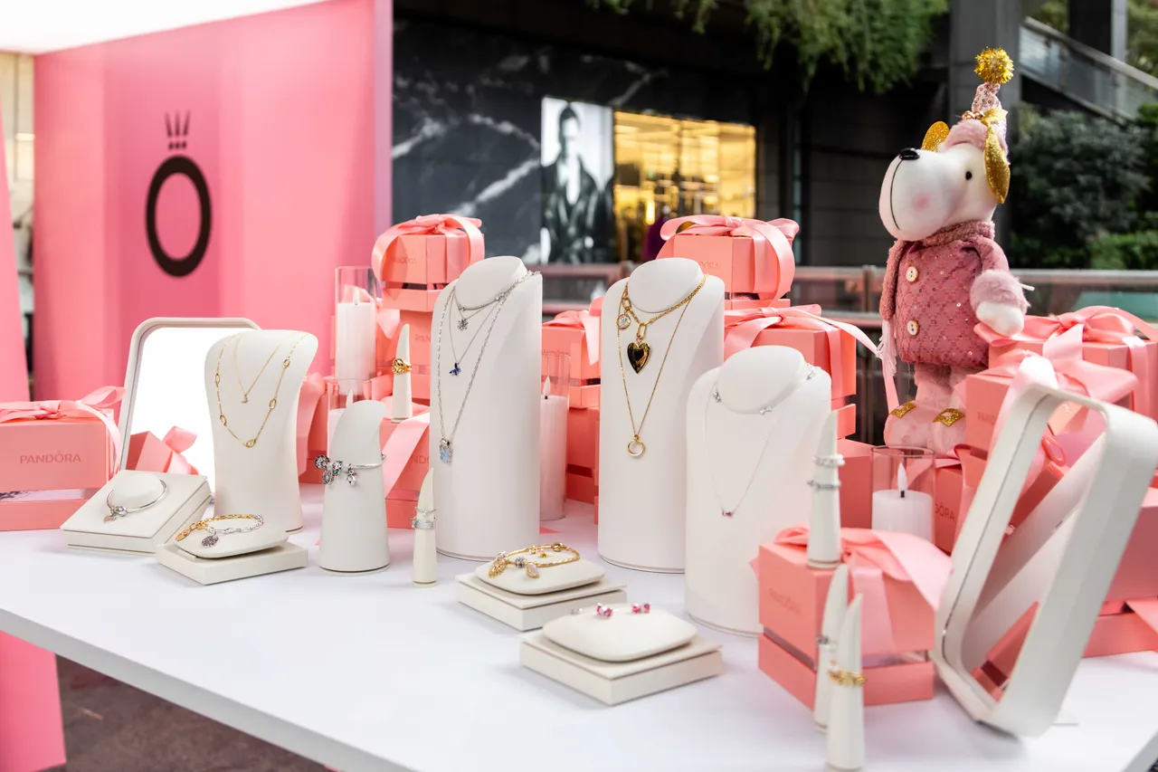 全新圣诞串饰同步在快闪装置内登场。品牌提供