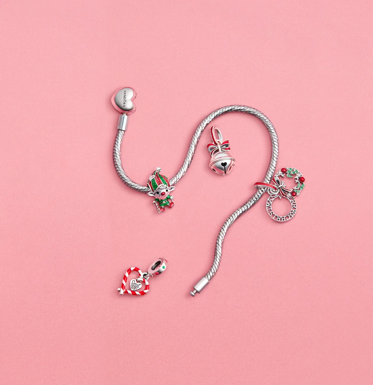 圣诞系列将招牌珐瑯工艺染上圣诞经典红、绿配色。品牌提供