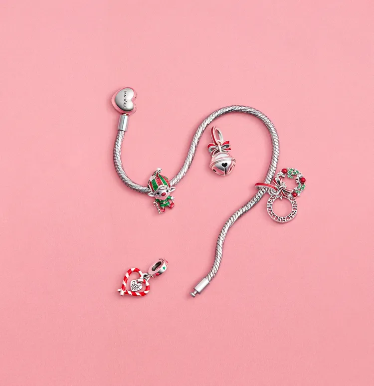 聖誕系列將招牌琺瑯工藝染上聖誕經典紅、綠配色。品牌提供