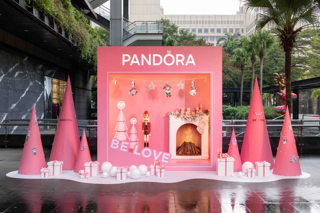 PANDORA在信义区打造《拍立得圣诞装置》。品牌提供
