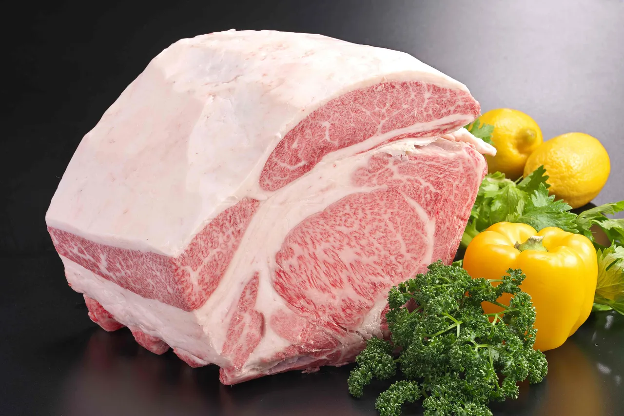 飞驒牛有著纤细的肉质纹理、丰润圆滑的口感，尤其粉色的霜降油花更被形容犹如小鹿的斑纹般细致，虽然肉品的切面看似油花占比高，但实则烹调后能呈现出不过腻的高雅油香。台北美福大饭店提供