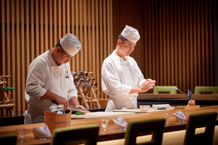 晴山日本料理選用台東林榮星冠軍米，添加赤醋調配出酸度適中的壽司飯，精選飛驒牛紐約客搭配，圖為壽司檯主題區。台北美福大飯店提供