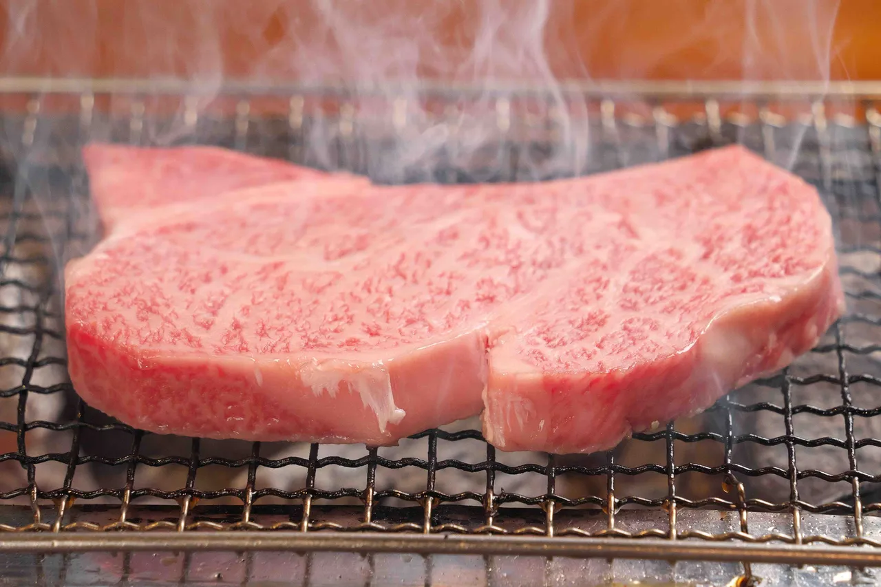 晴山日本料理即日起推出的「飞驒臻味」，可选择以炭烤手法品尝飞驒牛纽约客的细致风味。台北美福大饭店提供