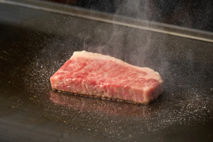 台北美福大飯店的晴山日本料理，即日起至12/31，以清涮、香煎、炭烤、炙燒等料理方式，讓消費者在餐廳內的不同主題料理區，大啖飛驒牛的獨有風味。台北美福大飯店提供