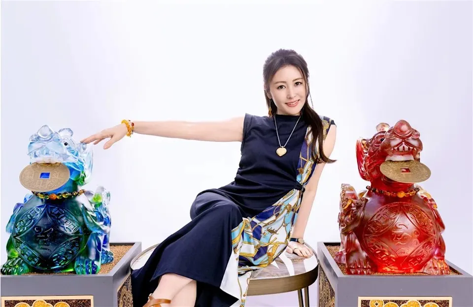 麻衣已经开始教10岁的儿子投资，她认为要投资分散。镜艺宏海、服装iROO提供