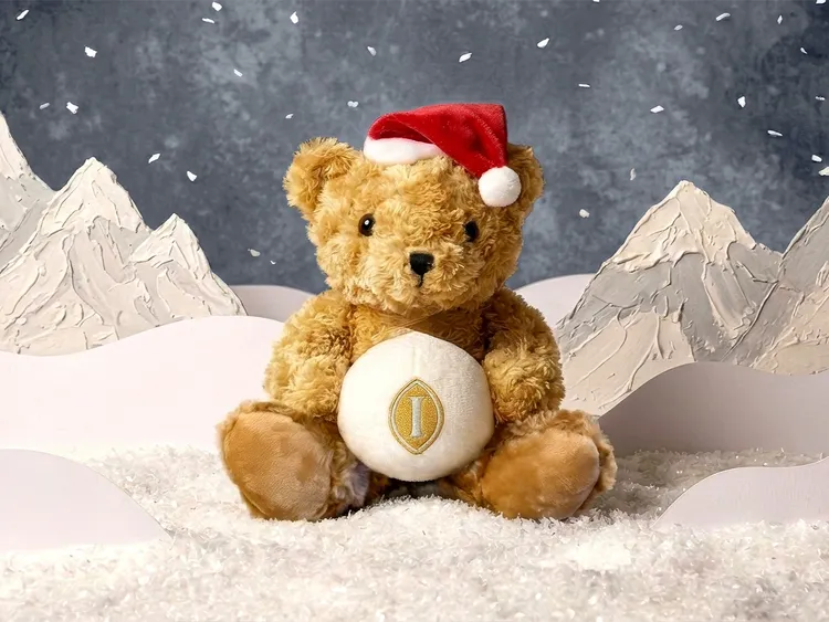 呼應並延續「雪球」冬季主題，高雄洲際酒店推出2025年度「經典洲際泰迪熊」，首波亮相的「白金星願熊」以白色雪球與聖誕帽打造純淨暖心的節慶氛圍，單隻售價888元，兩隻優惠價1588元。數量有限，售完即止。業者提供
