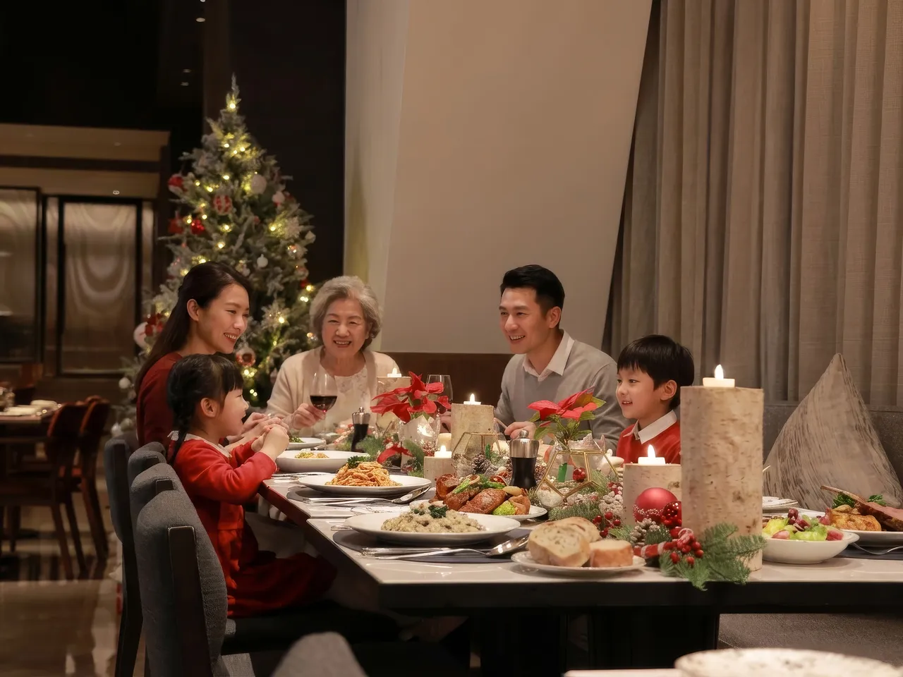 高雄洲際酒店於聖誕季推出多款限定饗宴，SEEDS 大地餐廳將於 12/24、12/25推出聖誕自助饗宴，以豐盛海陸料理與經典節慶美饌點亮冬夜（每位 2380+10%）；WA-RA 於同檔期則獨家呈獻「東洋聖誕・雙人饗宴」，以冬季旬味打造浪漫懷石體驗（雙人 4580+10%）。業者提供