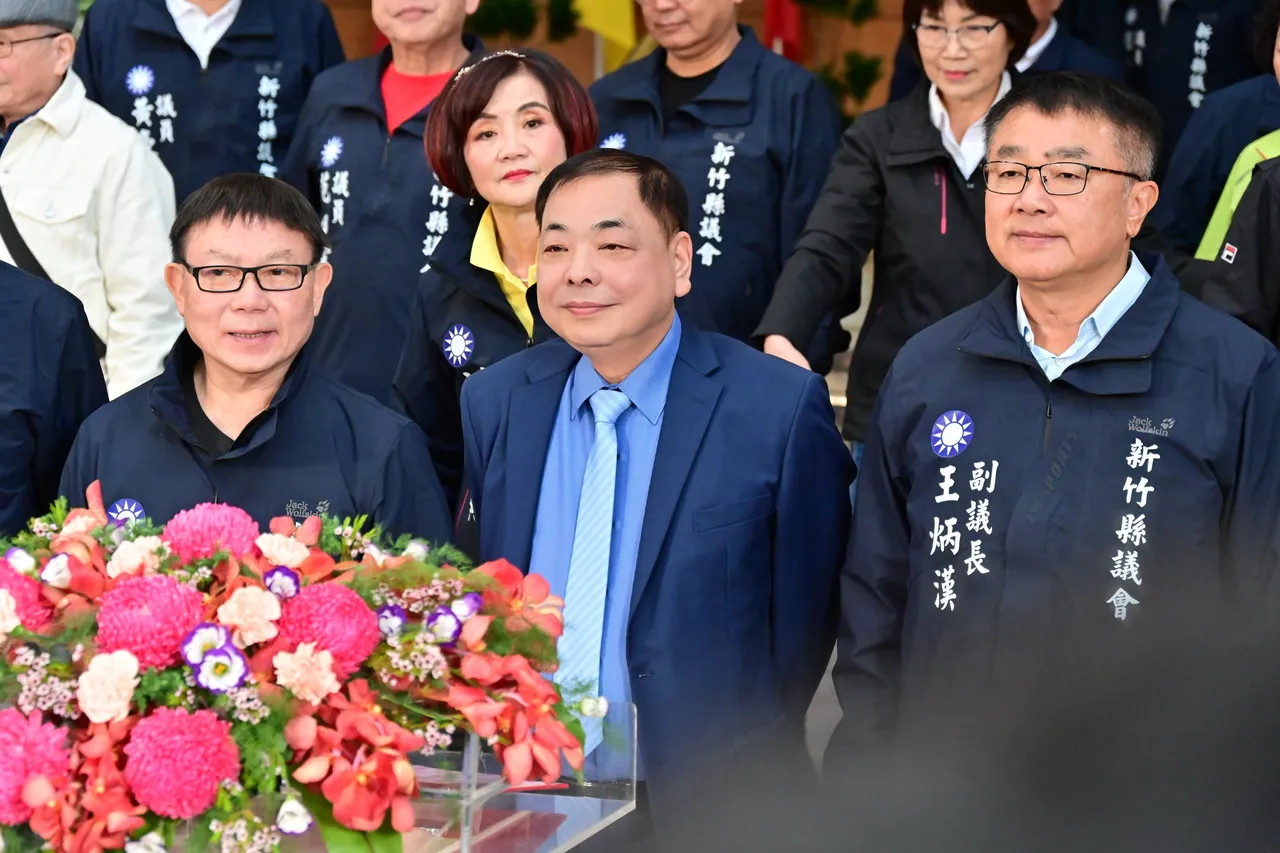 （左）議長張鎮榮、（中）副縣長陳見賢、（右）副議長王炳漢。陳見賢競選辦公室提供