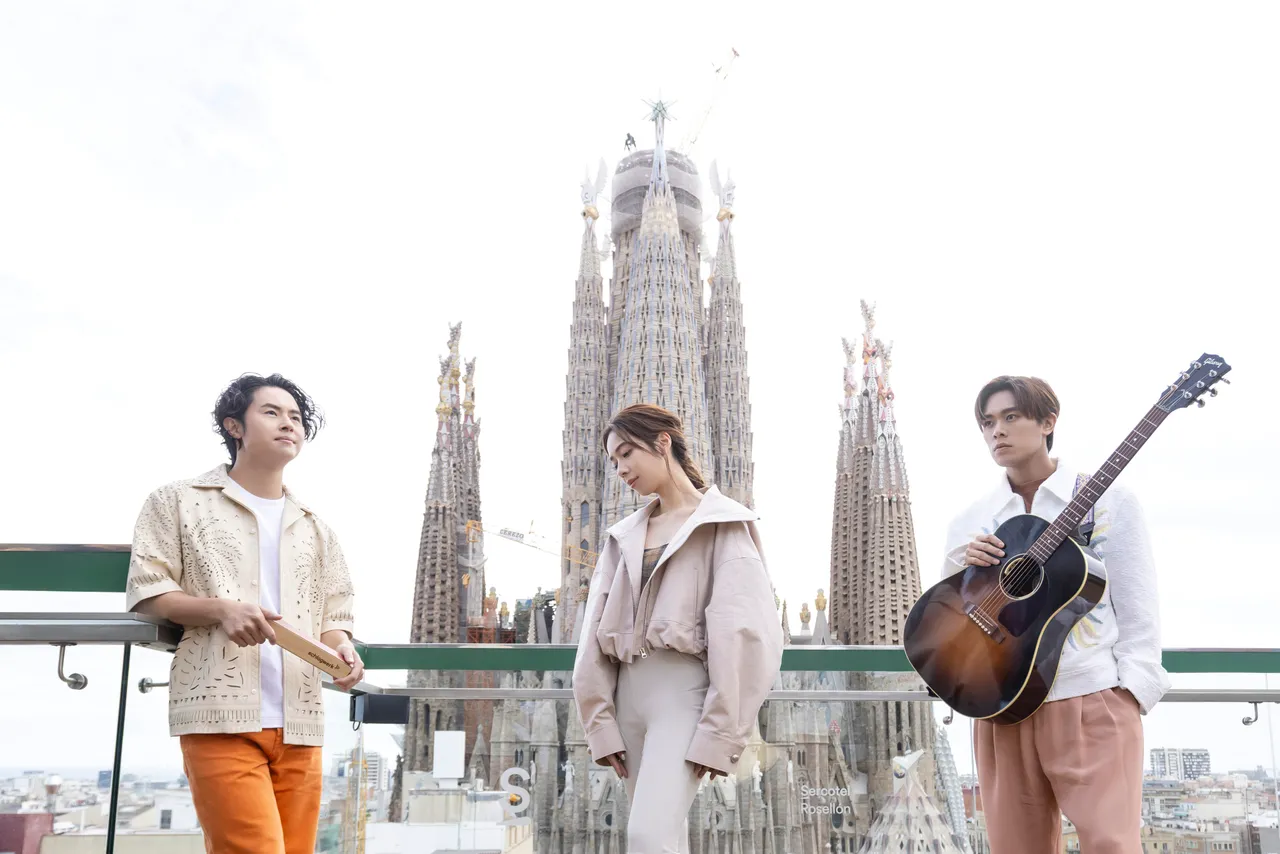 告五人在巴塞隆纳，目睹路人遭窃后慌张求助的情况。相信音乐提供