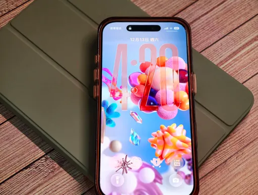 iPhone锁定画面看不清楚？iOS 26.2透明度设定教学